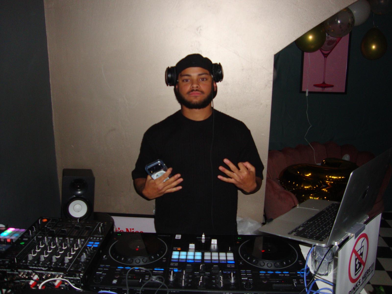 DJ Bareto hinter dem DJ-Pult